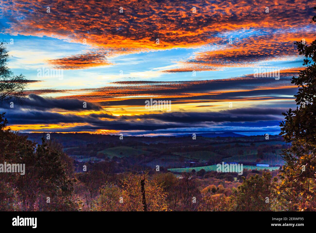 Vista del tramonto autunnale da Kinver Edge nello Staffordshire Foto Stock