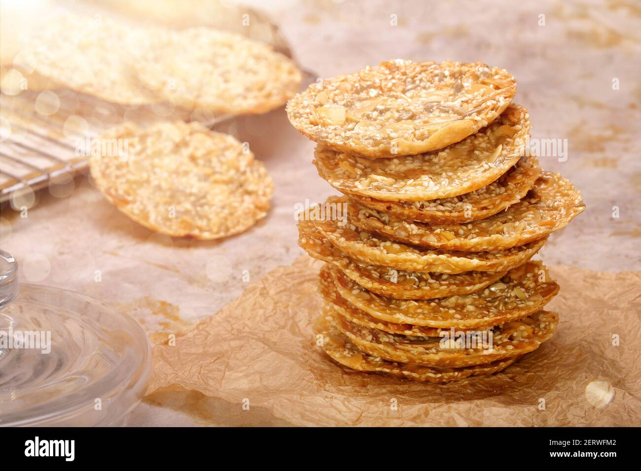 Biscotti shortbread con semi di sesamo e spazio vuoto per il testo Foto Stock