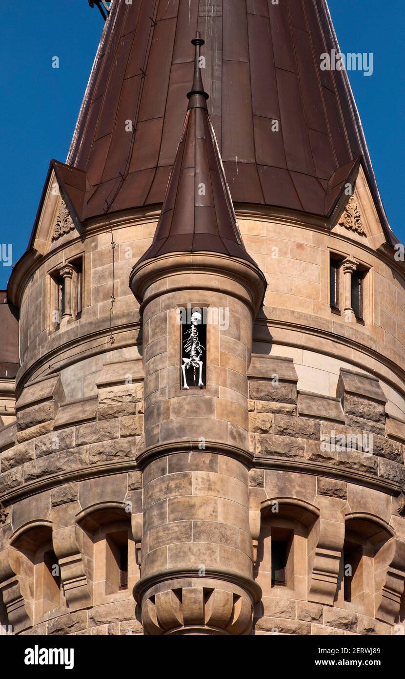 Scheletro alla torretta del castello in Moszna, alta Slesia regione, Opolskie, Polonia Foto Stock