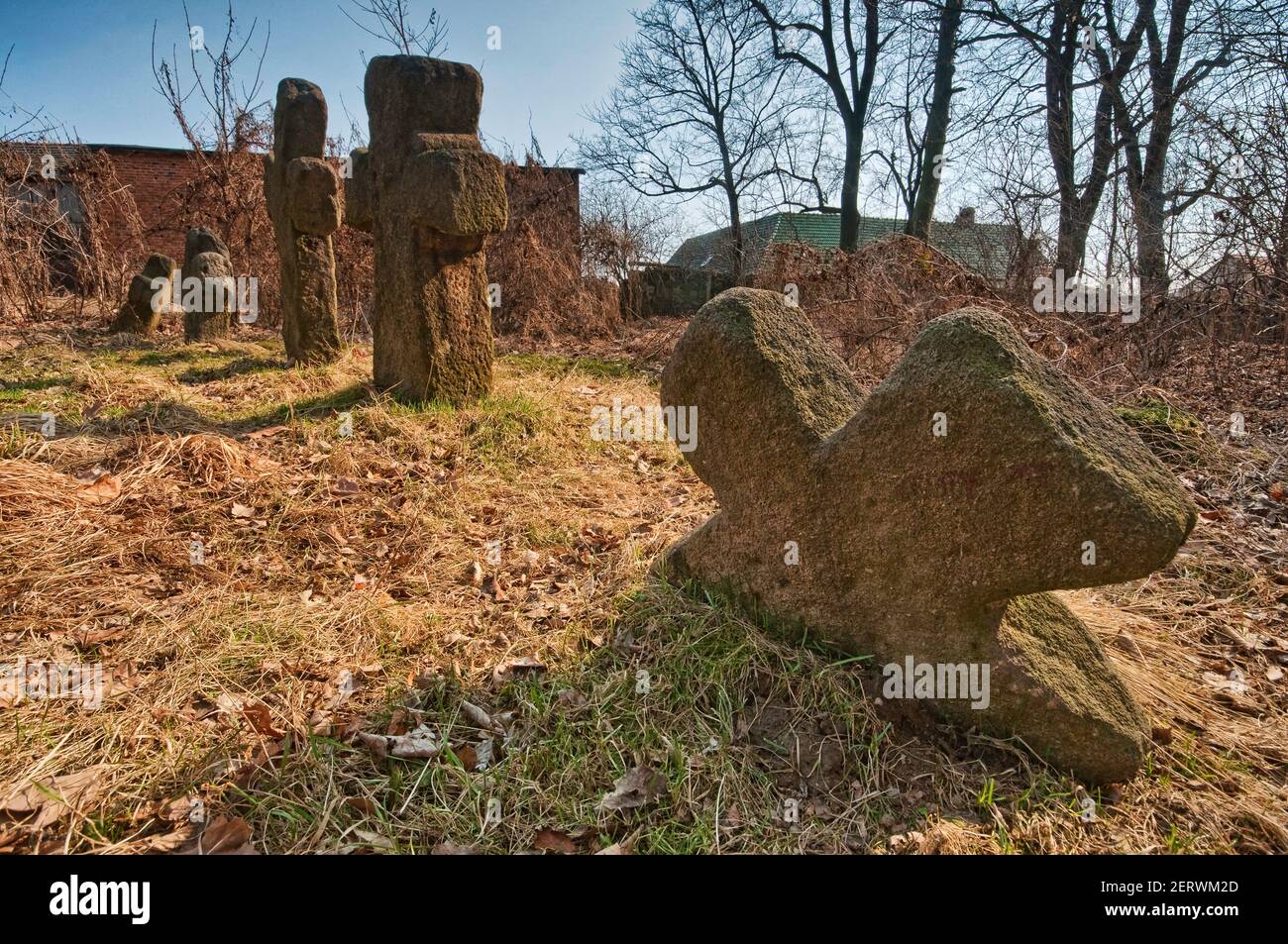 La conciliazione medievale attraversa nei pressi del Palazzo Abbots nel villaggio di Wierzbna vicino a Swidnica e Wroclaw, bassa Slesia, Polonia Foto Stock