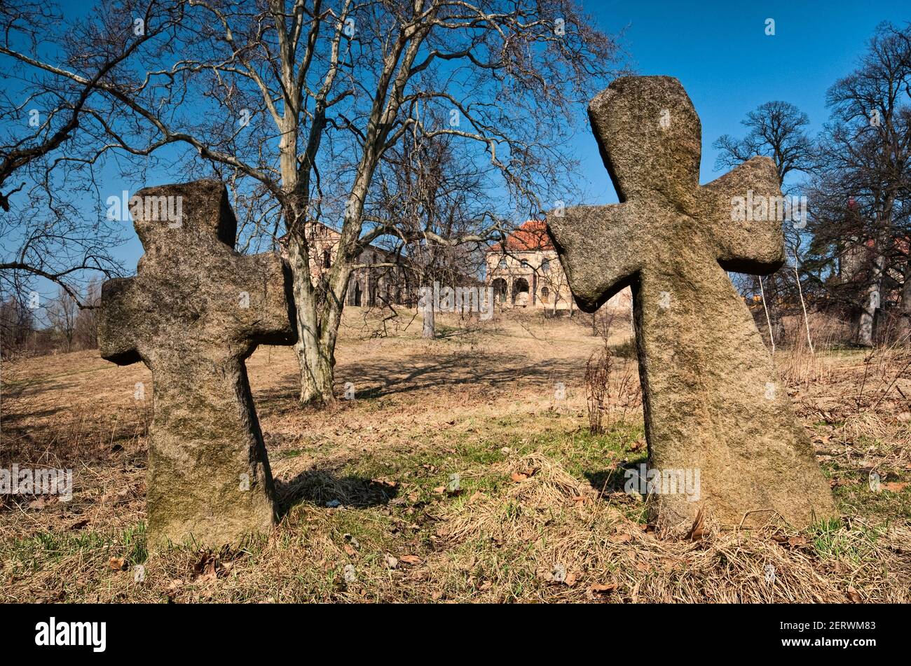 La conciliazione medievale attraversa nei pressi del Palazzo Abbots nel villaggio di Wierzbna vicino a Swidnica e Wroclaw, bassa Slesia, Polonia Foto Stock