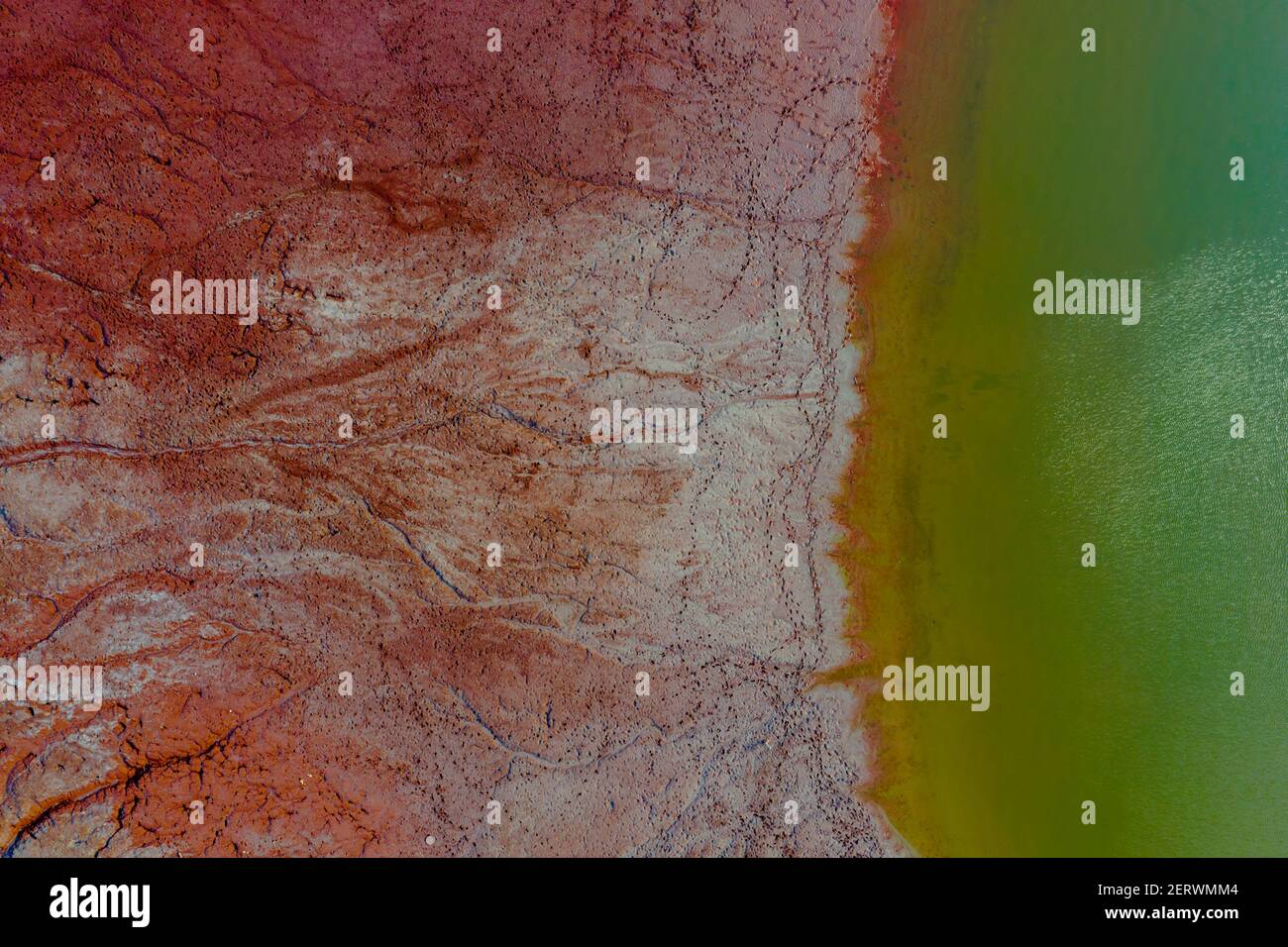 Vista aerea di un serbatoio pieno di fanghi tossici rossi. Ungheria - deposito di fango rosso Foto Stock