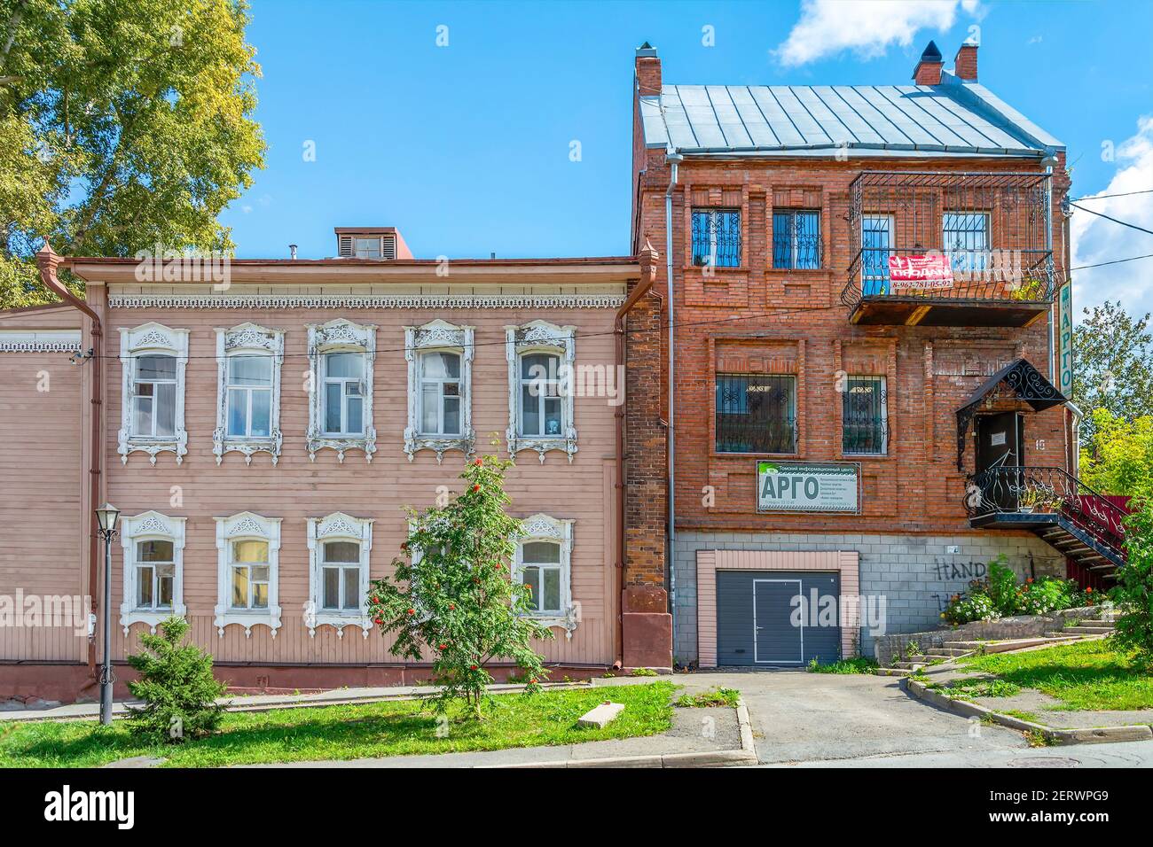 Tomsk, vecchi edifici di appartamenti in via Kuznetsova, tipico paesaggio di Tomsk Foto Stock