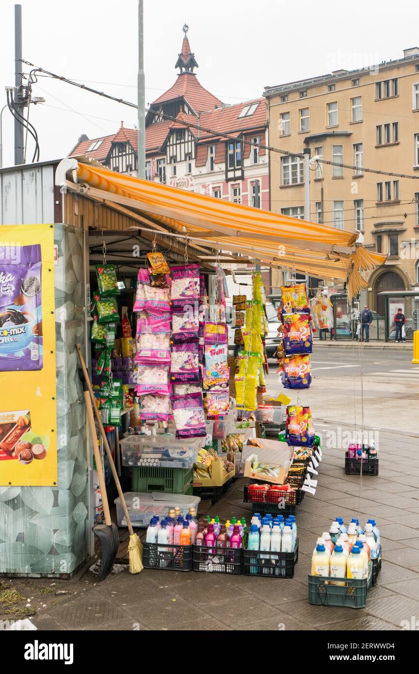 POZNAN, POLONIA - Mar 07, 2018: Borse Haribo appesi con dolci di un piccolo negozio che vende diversi prodotti tedeschi in via Roosevelta Foto Stock