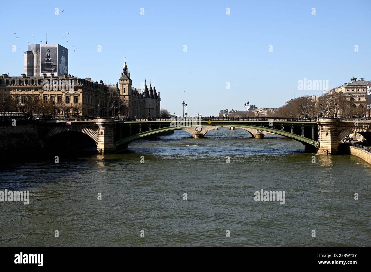 PARIGI, FRANCIA - 24 febbraio 2021: Vista di Parigi e Pont au Change ponte Foto Stock