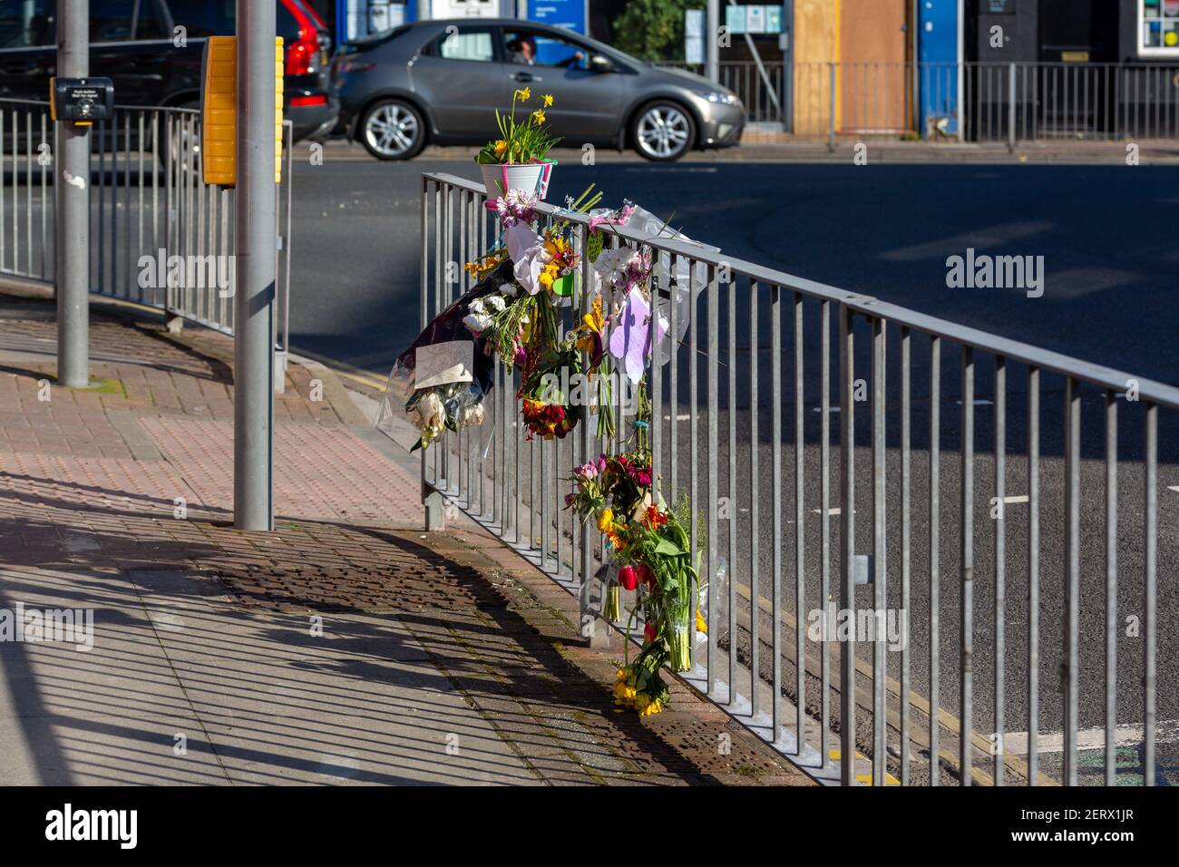 Fiori posati sulla scena di un incidente stradale Foto Stock