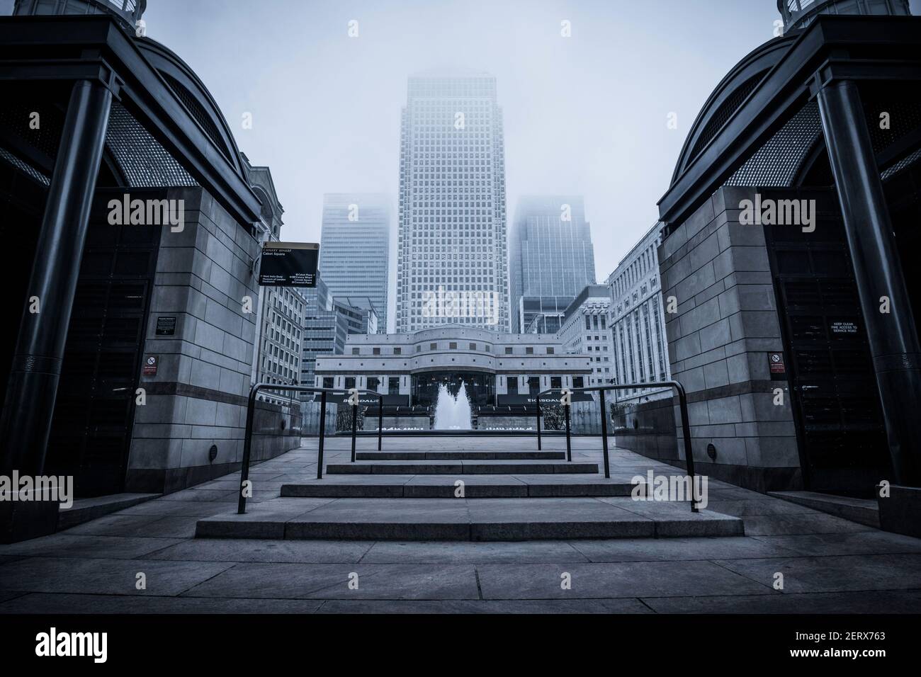 Un grattacielo di Canada Square a Canary Wharf Londra, Inghilterra, su una grigia e fredda mattina di novembre Foto Stock