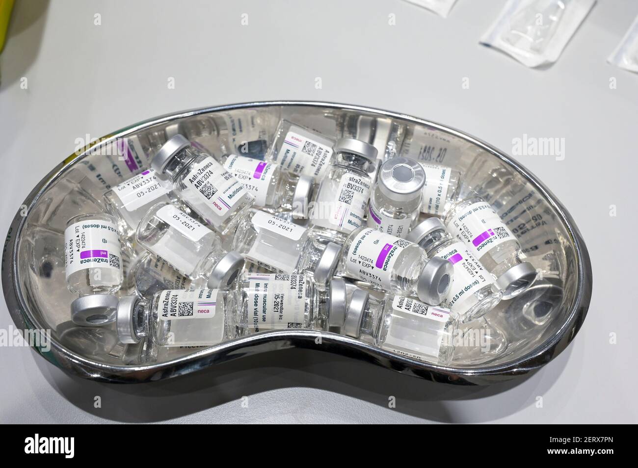GERMANIA, Amburgo, pandemia corona, il più grande centro di vaccinazione in Germania, per un massimo di 7000 persone al giorno, fiale vuote di vaccino britannico AstraZeneca / DEUTSCHLAND, Amburgo, Corona Pandemie, Impfzentrum der KVH und Sozialbehörde Hamburg in den Messehallen, groesstes Impfzentrum Deutschlands fuer bis zu 7000 Menschen taeglich, Leere Glasflaeschchen des britischen Impfstoff AstraZeneca nach dem Aufziehen auf Spritzen Foto Stock