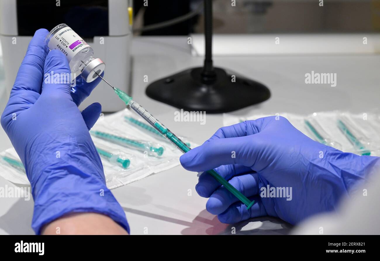 GERMANIA, Amburgo, pandemia corona, il più grande centro di vaccinazione in Germania, per un massimo di 7000 persone al giorno, vaccino AstraZeneca / DEUTSCHLAND, Amburgo, Corona Pandemie, Impfzentrum der KVH und Sozialbehörde Amburgo in den Messehallen, groesstes Impfzentrum Deutschlands fuer bis zu 7000 Menschen Hertaeglich, Zubereitung, Aufschweezeca des Zenfwestichen Foto Stock