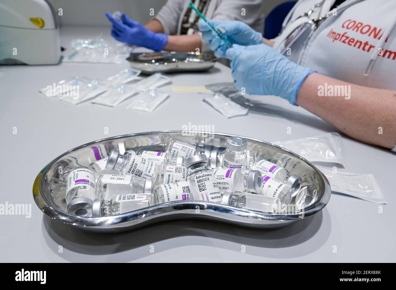 GERMANIA, Amburgo, pandemia corona, il più grande centro di vaccinazione in Germania, per un massimo di 7000 persone al giorno, vaccino AstraZeneca / DEUTSCHLAND, Amburgo, Corona Pandemie, Impfzentrum der KVH und Sozialbehörde Amburgo in den Messehallen, groesstes Impfzentrum Deutschlands fuer bis zu 7000 Menschen Hertaeglich, Zubereitung, Aufschweezeca des Zenfwestichen Foto Stock
