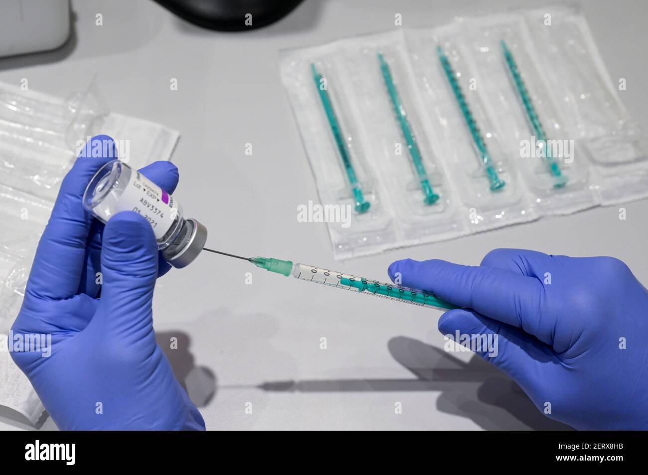GERMANIA, Amburgo, pandemia corona, il più grande centro di vaccinazione in Germania, per un massimo di 7000 persone al giorno, vaccino AstraZeneca / DEUTSCHLAND, Amburgo, Corona Pandemie, Impfzentrum der KVH und Sozialbehörde Hamburg in den Messehallen, groesstes Impfzentrum Deutschlands fuer bis Zenzu 7000 Menschen taeglich, Zubereitung, Aufzeca Impelig Foto Stock