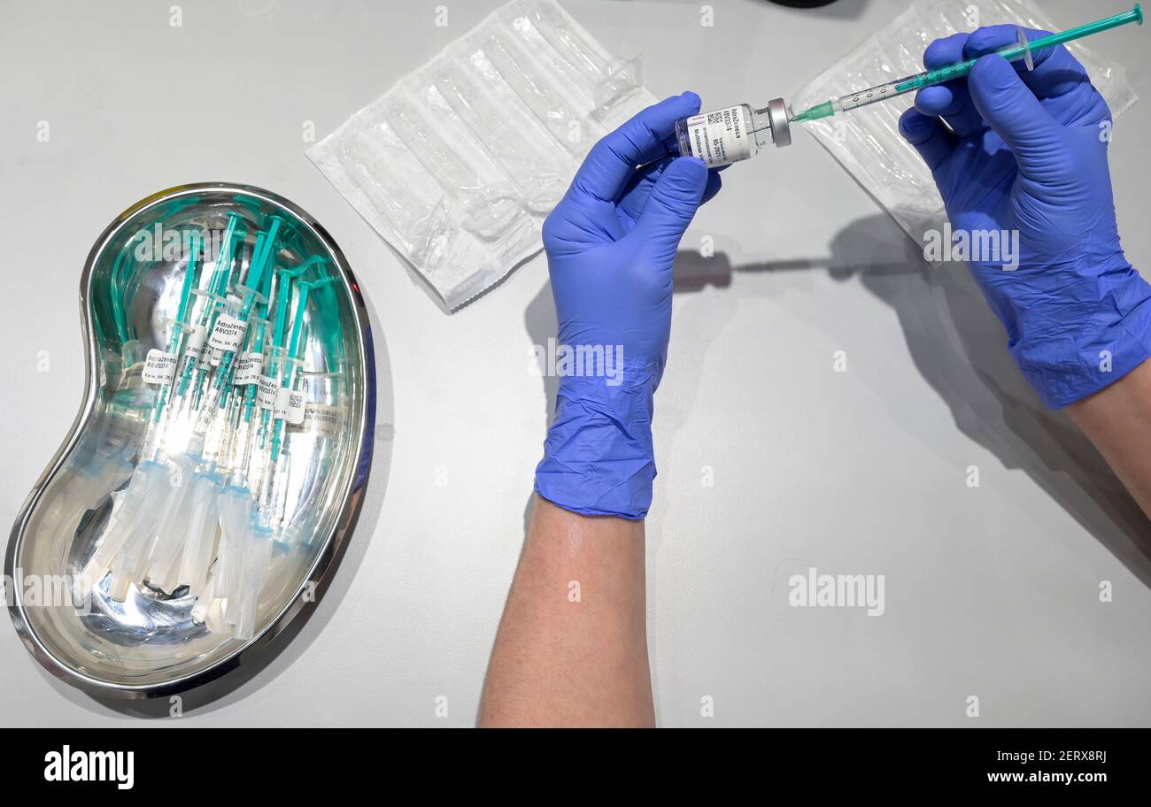 GERMANIA, Amburgo, pandemia corona, il più grande centro di vaccinazione in Germania, per un massimo di 7000 persone al giorno, vaccino AstraZeneca / DEUTSCHLAND, Amburgo, Corona Pandemie, Impfzentrum der KVH und Sozialbehörde Amburgo in den Messehallen, groesstes Impfzentrum Deutschlands fuer bis zu 7000 Menschen Hertaeglich, Zubereitung, Aufschweezeca des Zenfwestichen Foto Stock
