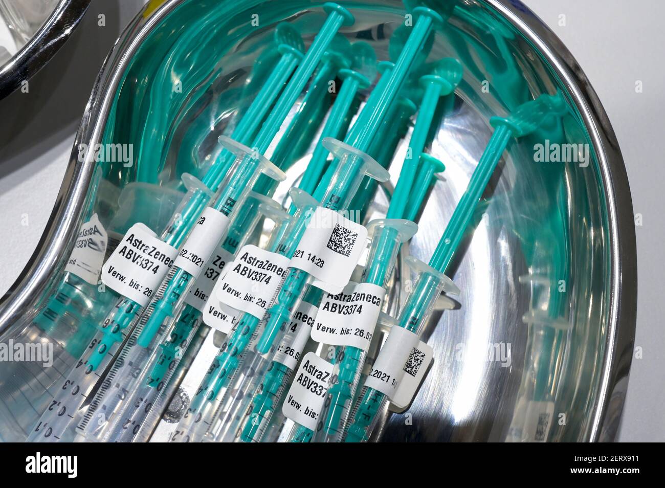 GERMANIA, Amburgo, pandemia corona, il più grande centro di vaccinazione in Germania, per un massimo di 7000 persone al giorno, vaccino AstraZeneca / DEUTSCHLAND, Amburgo, Corona Pandemie, Impfzentrum der KVH und Sozialbehörde Hamburg in den Messehallen, groesstes Impfzentrum Deutschlands fuer bis Zenzu 7000 Menschen taeglich, Zubereitung, Aufzeca Impelig Foto Stock