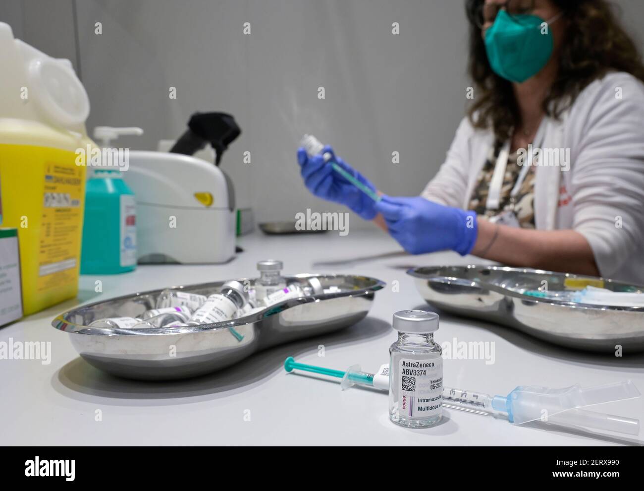 GERMANIA, Amburgo, pandemia corona, il più grande centro di vaccinazione in Germania, per un massimo di 7000 persone al giorno, vaccino britannico svedese AstraZeneca / DEUTSCHLAND, Amburgo, Corona Pandemie, Impfzentrum der KVH und Sozialbehörde Hamburg in den Messehallen, groesstes Impfzentrum Deutschlands fuer Zenbis 7000 Menstaeglich, Zubereitung, Auxzechen Audischen Impwedischen Impweder, Auxzechen Foto Stock