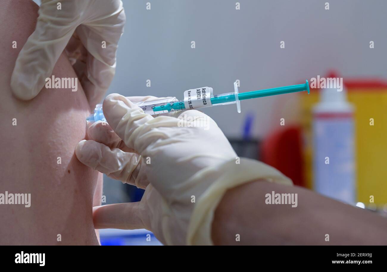 GERMANIA, Amburgo, pandemia corona, il più grande centro di vaccinazione in Germania, per un massimo di 7000 persone al giorno / GERMANIA, Amburgo, Corona Pandemie, Impfzentrum der KVH und Sozialbehörde Hamburg in den Messehallen, groesstes Impfzentrum Deutschlands fuer bis zu 7000 Menstaeglich, Impfung von jungen Menshuchen, Berreleven Impfung mit AstraZeneca Impfstoff Foto Stock