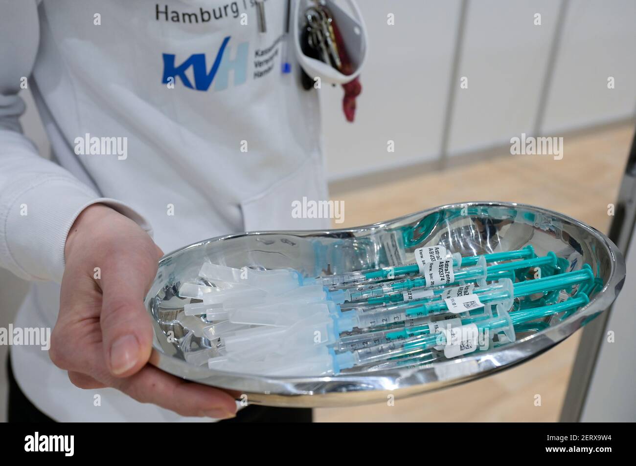 GERMANIA, Amburgo, pandemia corona, il più grande centro di vaccinazione in Germania, per un massimo di 7000 persone al giorno, vaccino AstraZeneca / DEUTSCHLAND, Amburgo, Corona Pandemie, Impfzentrum der KVH und Sozialbehörde Hamburg in den Messehallen, groesstes Impfzentrum Deutschlands fuer bis Zenzu 7000 Menschen taeglich, Zubereitung, Aufzeca Impelig Foto Stock