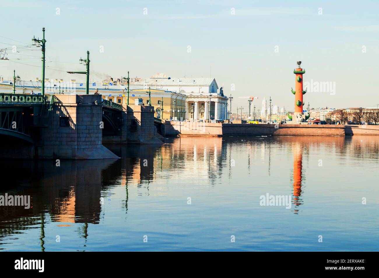 San Pietroburgo, Russia - Aprile 5, 2019. Palace ponte sopra il fiume Neva a San Pietroburgo Russia e colonne rostrale della isola Vasilievsky spit Foto Stock