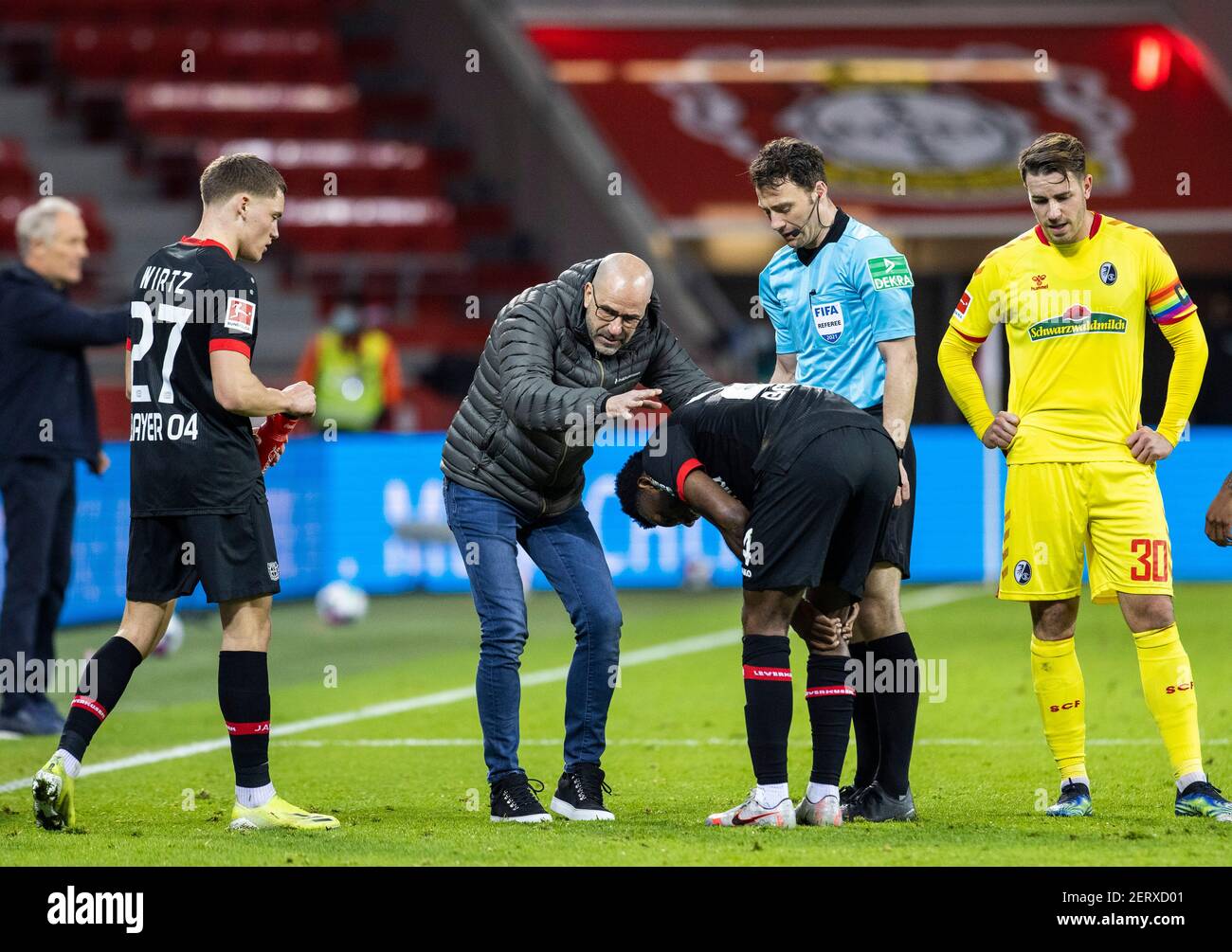 Trainer Peter Bosz (Leverkusen), Timothy Fosu-Mensah (Leverkusen) Bayer Leverkusen - SC Freiburg 28.02.2021, Fussball; Bundesliga, Saison 2020/21 Fot Foto Stock