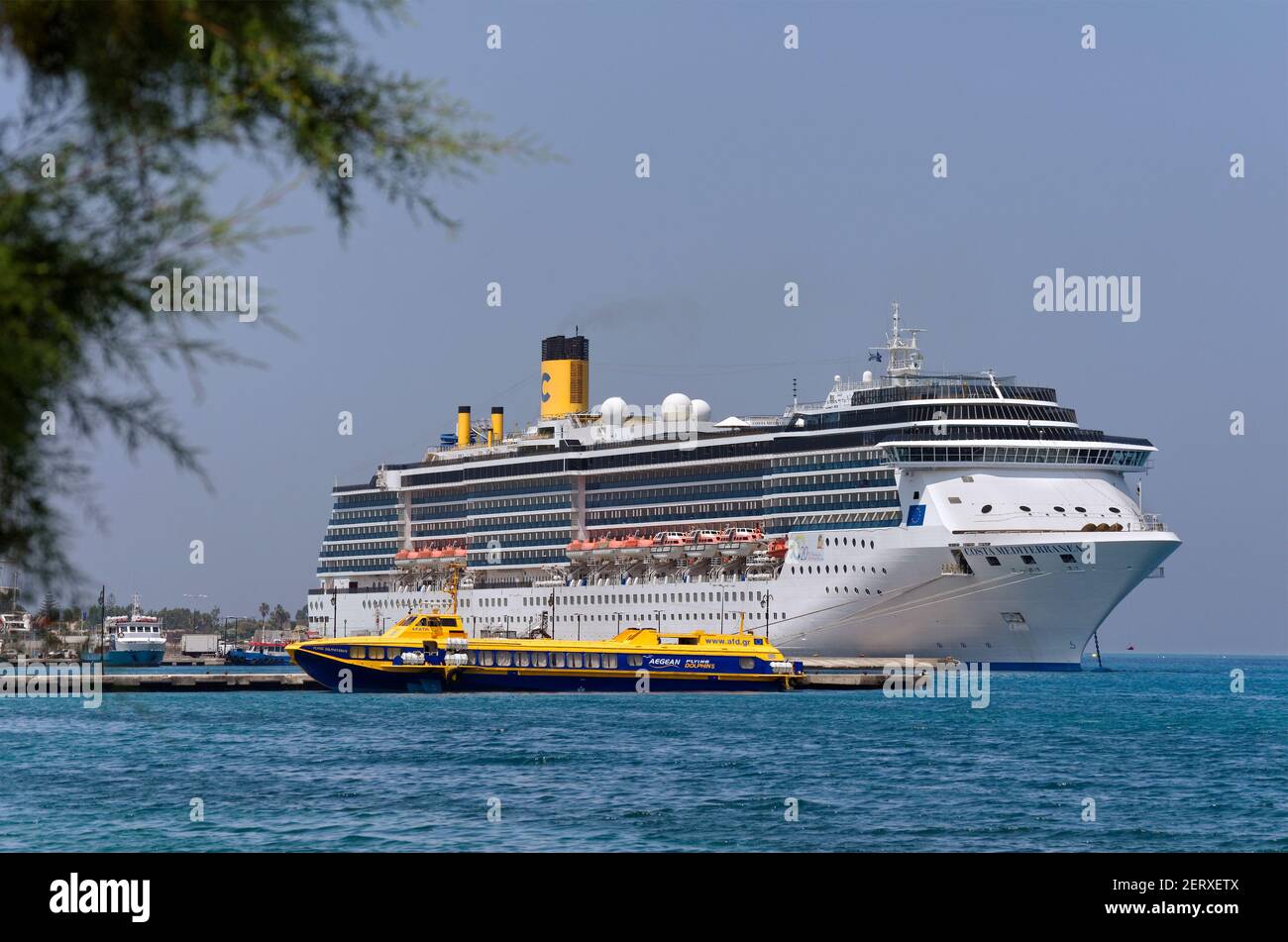 Nave da crociera "Costa Mediterranea' ormeggiato a città di Kos, isola di Kos, Dodecanneso Isola Gruppo, Grecia. Foto Stock