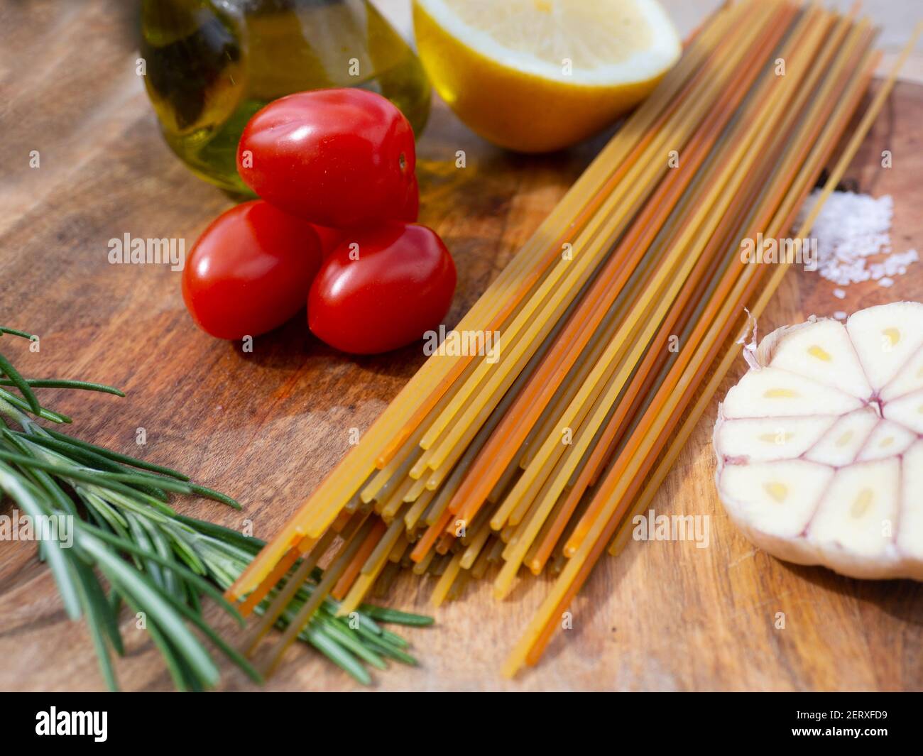 Spaghetti multicolore cotti a pranzo Foto Stock