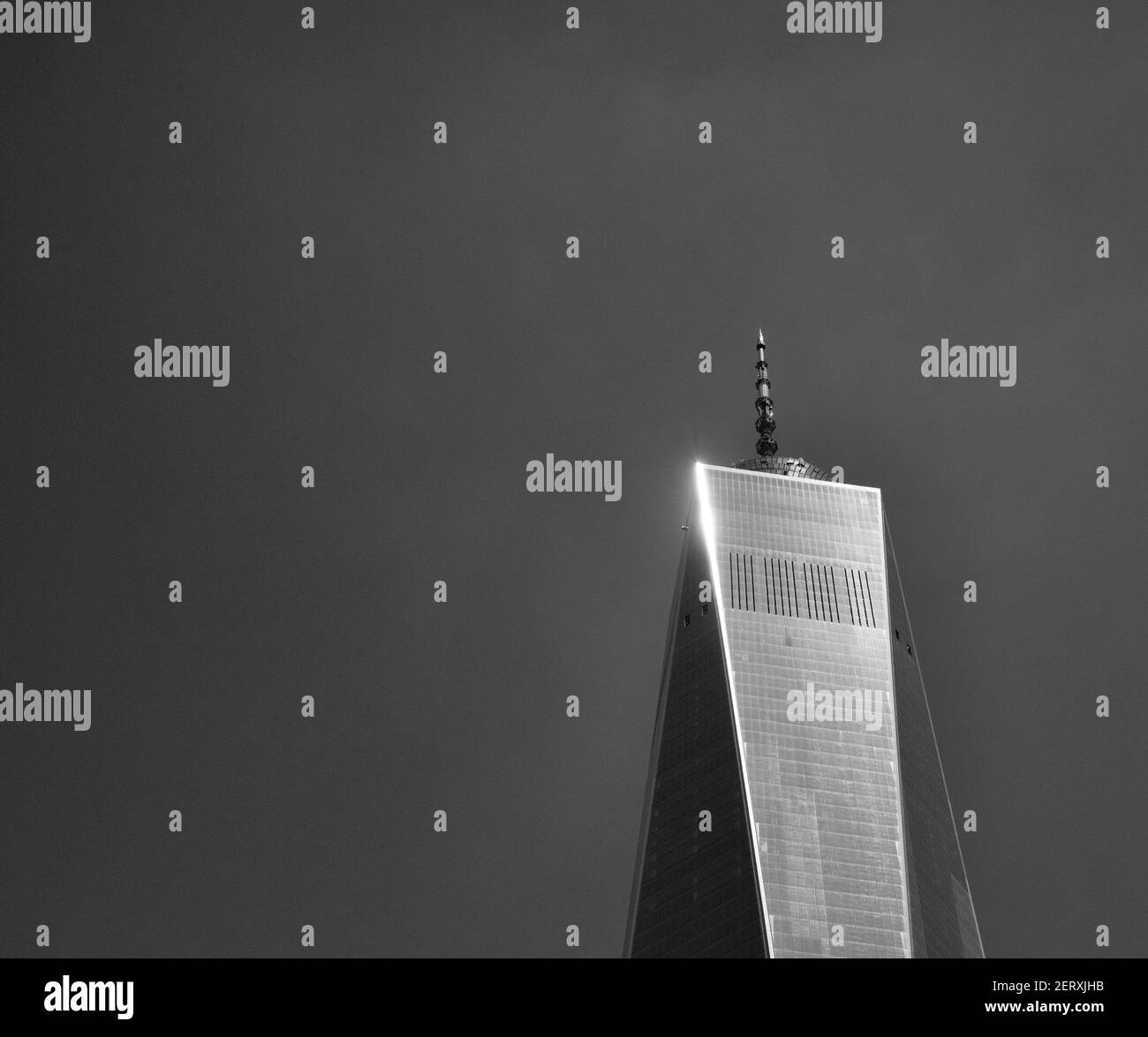 NEW YORK CITY, STATI UNITI - 06 luglio 2019: La torre commemorativa del 9/11 risplende in bianco e nero. Foto Stock