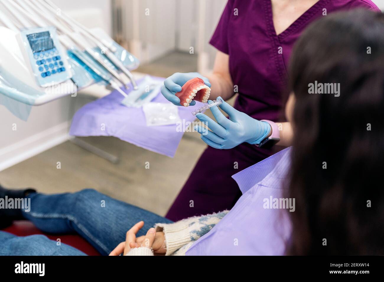 Foto di scorta di dentista femminile che lavora con il suo giovane paziente in clinica dentale. Foto Stock