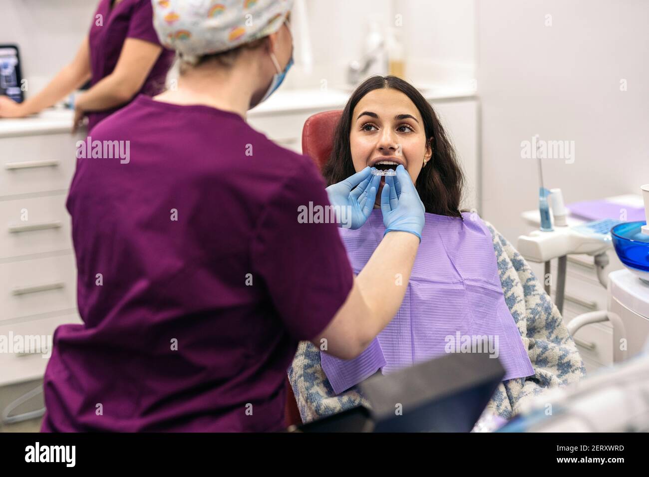 Strumenti dentali su una poltrona del dentista.apparecchiatura dentale come  trapani in studio dentistico.L'interno bianco di uno studio dentistico.  Studio dentista Foto stock - Alamy