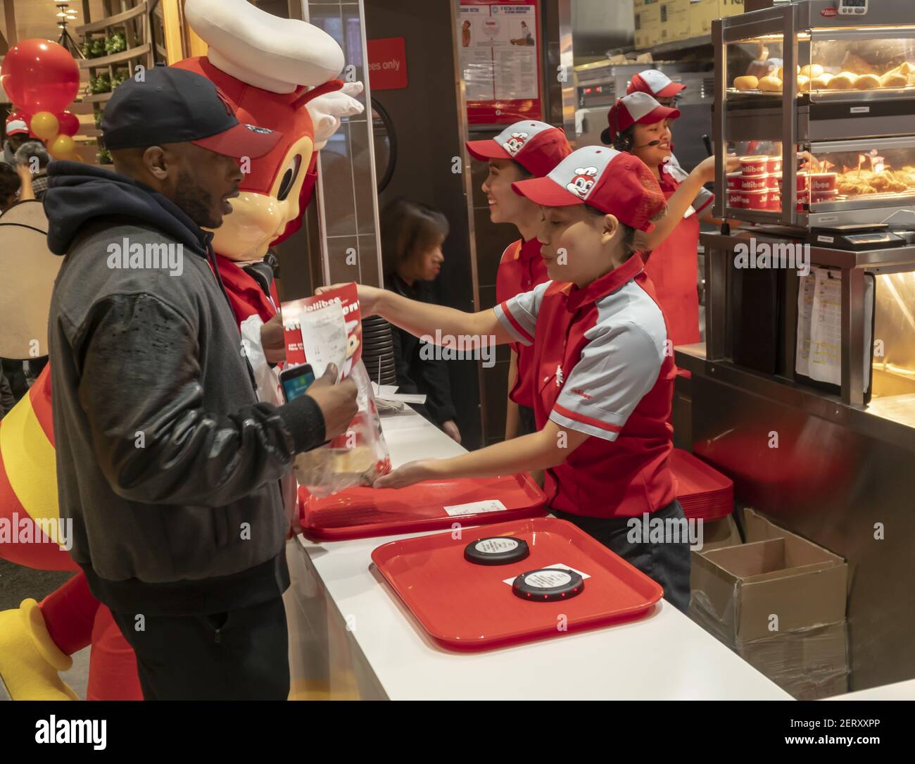 I lavoratori si affrettano a preparare gli ordini nel ristorante fast food  Jollebee a Midtown Manhattan a New York il giorno di apertura sabato 27  ottobre 2018 . La catena di ristoranti,