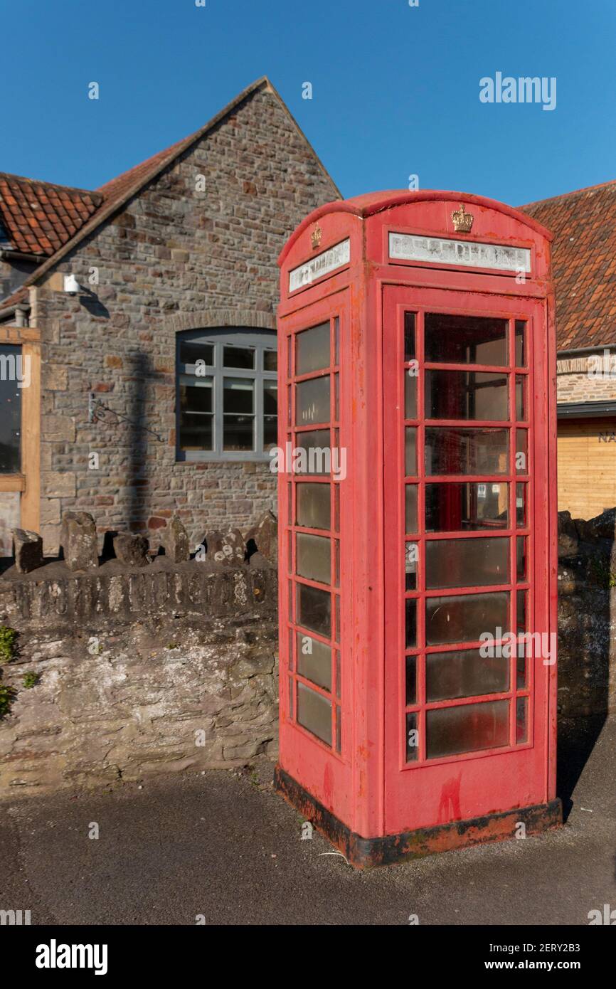 Bristol-Nailsea-Inghilterra-Febbraio 2021-una vista ravvicinata di un vecchio britannico sbiadito cabina telefonica pubblica su una strada principale Foto Stock