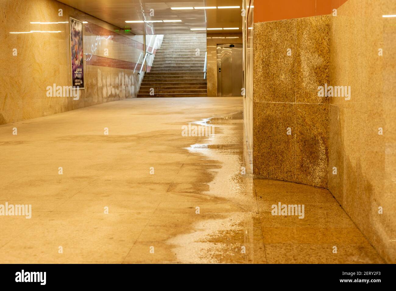 Perdite d'acqua causate dalla fusione della neve e da lavori di bassa qualità Fatto nel sottopassaggio della metropolitana di Sofia come infrastruttura Concetto Sofia Bulgaria Foto Stock