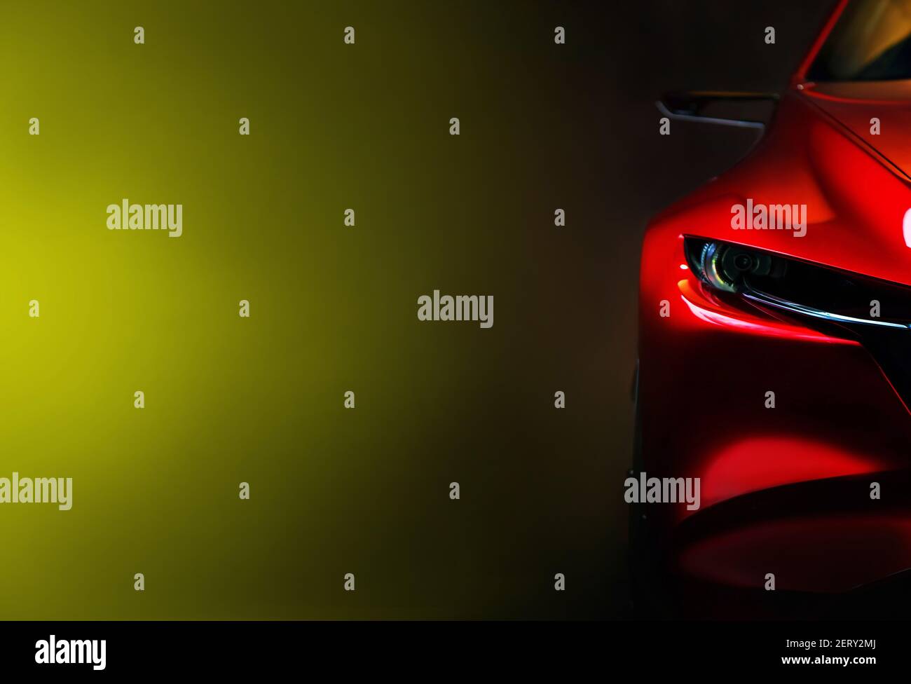 Fari per auto moderni rossi su sfondo nero, spazio di copia Foto Stock