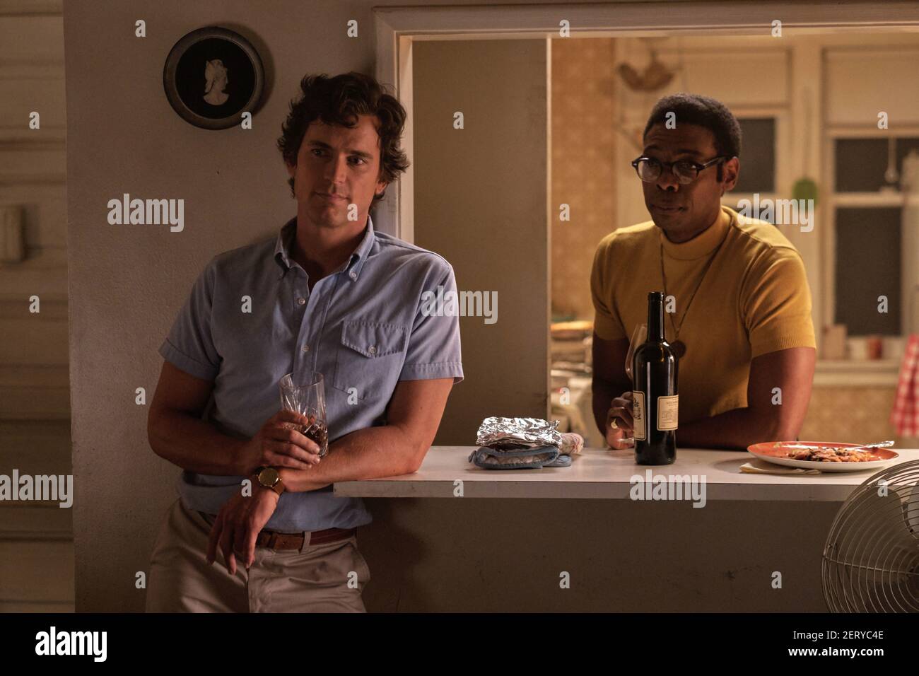 MATT BOMER E MICHAEL BENJAMIN WASHINGTON NEI RAGAZZI DELLA BAND (2020), DIRETTO DA JOE MANTELLO. Credito: NETFLIX / Album Foto Stock