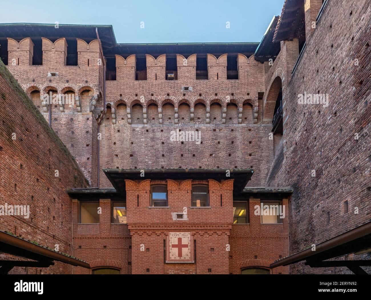 Cortile interno dell'imponente fortezza medievale degli Sforza.Milano, Lombardia, Italia. Foto Stock