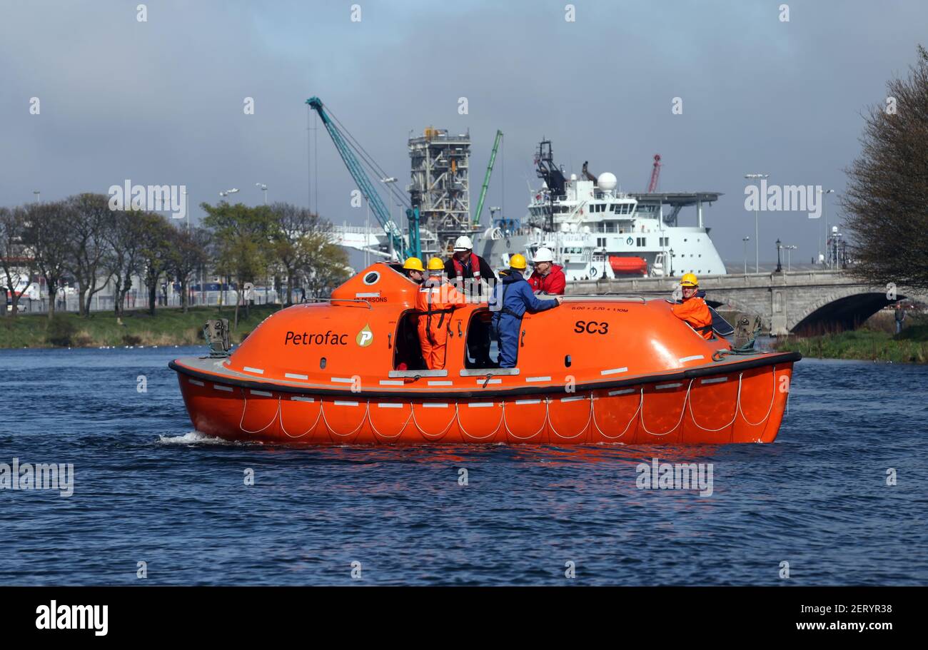 Formazione dei lavoratori utilizzando un TEMPSC (Completamente chiuso Motor Propelled Survival Craft) scialuppa di salvataggio Foto Stock
