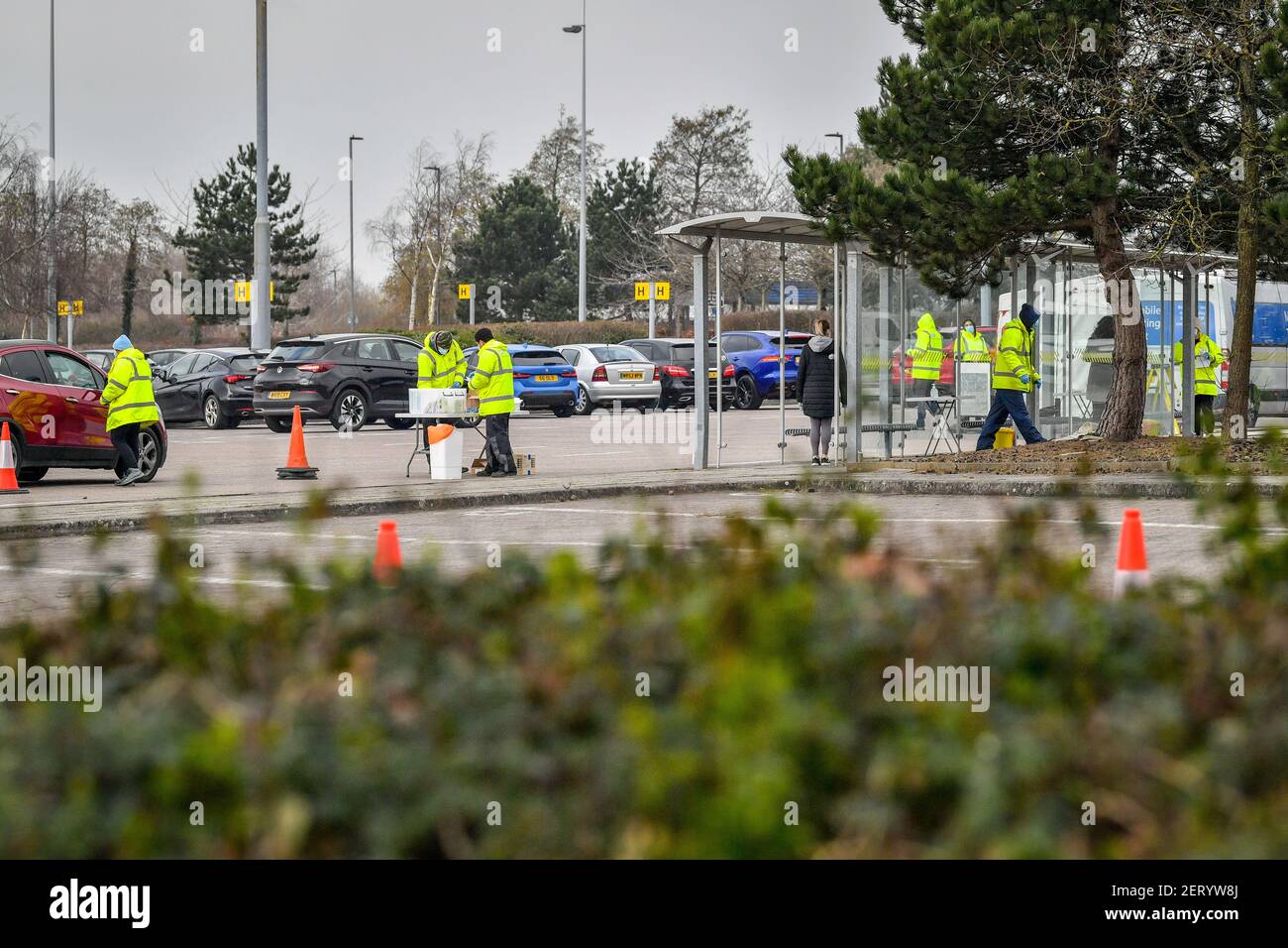 NOTA: Volti e registrazioni di auto chiaramente visibili walk-in test di sovratensione presso il Mall in Cribbs Causeway, uno dei due siti nel Gloucestershire meridionale, dopo che due casi della variante brasiliana di coronavirus sono stati identificati nel Gloucestershire meridionale. Data immagine: Lunedì 1 marzo 2021. Foto Stock