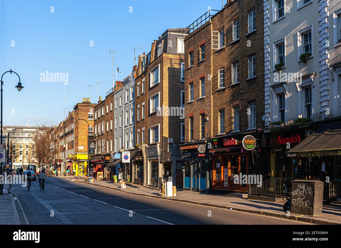 Un pomeriggio tranquillo su Goodge Street, Fitzrovia, Londra, Inghilterra, Regno Unito. Foto Stock