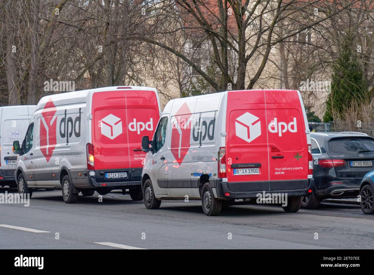 dpd Paketdienst Lieferfahrzeuge auf der Hermannstrasse, Neukoelln, Berlino, Germania Foto Stock