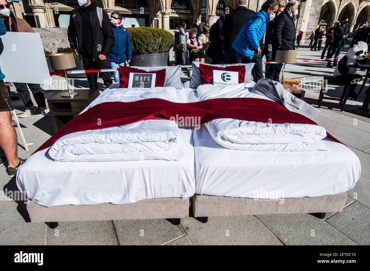 Monaco, Baviera, Germania. 1 marzo 2021. In vista del tedesco Bund-Laender Gespraech (Federazione e Conferenza di Stato) il 3 marzo, le associazioni di albergatori e le filiali di Gastronomia hanno organizzato la protesta silenziosa Marienplatz con musica e balli con tavoli e letti preparati per rappresentare le minacce all'esistenza di queste industrie. I gruppi, tra cui DEHOGA, non chiedono una riapertura a qualsiasi prezzo, ma piuttosto chiedono un piano di uscita affidabile per il quale possono pianificare. Credit: Sachelle Babbar/ZUMA Wire/Alamy Live News Foto Stock