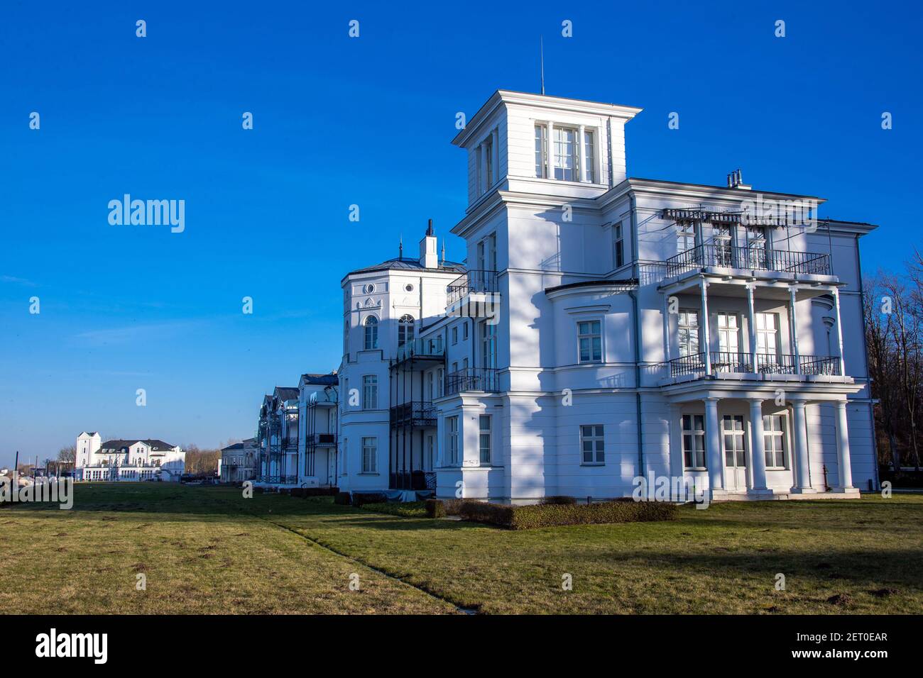 Heiligendamm, Germania. 21 Feb 2021. La 'collana di perle' di case storiche nella località del Mar Baltico di Heiligendamm. Credit: Jens Büttner/dpa-Zentralbild/ZB/dpa/Alamy Live News Foto Stock