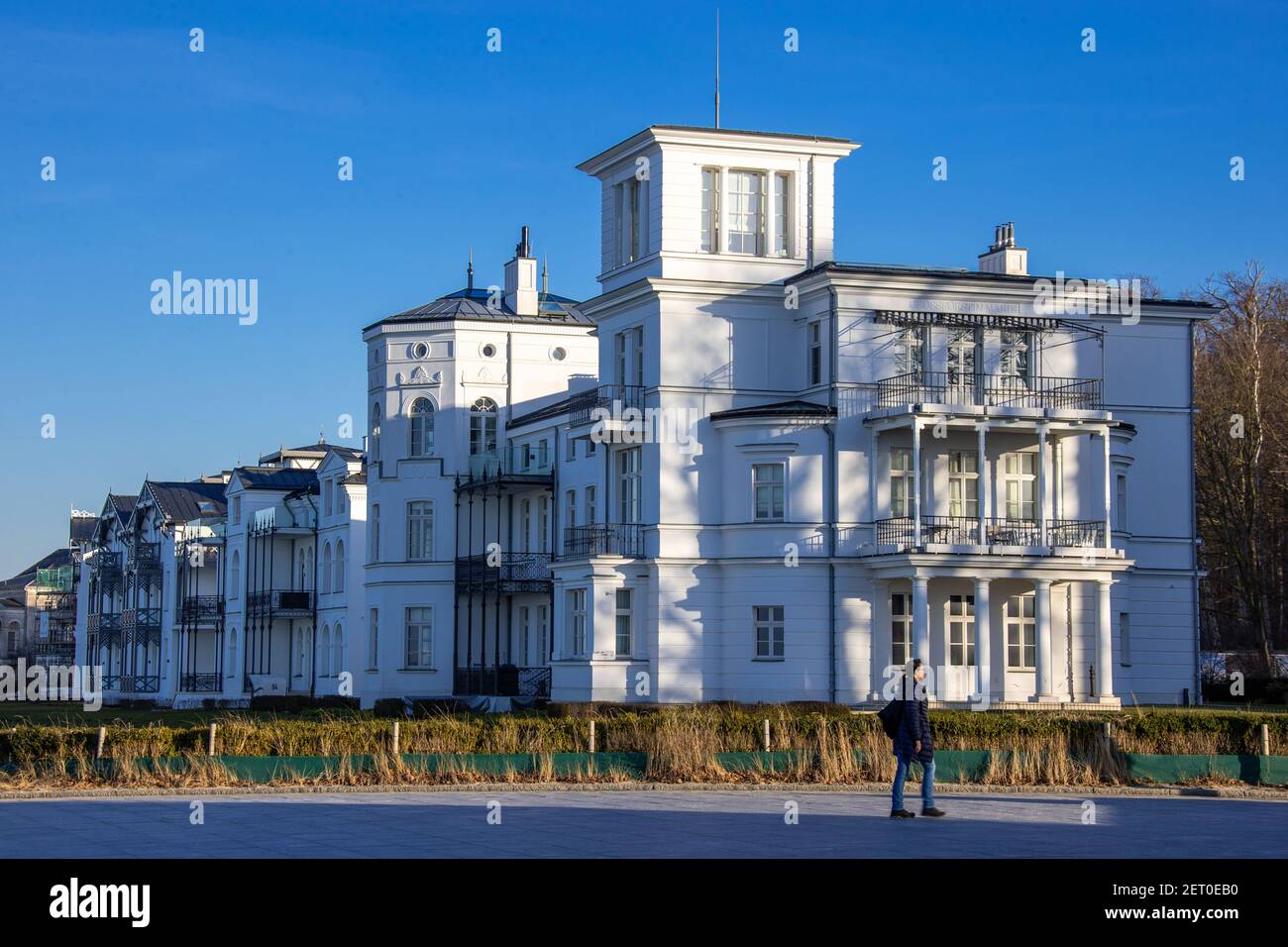 Heiligendamm, Germania. 21 Feb 2021. La 'collana di perle' di case storiche nella località del Mar Baltico di Heiligendamm. Credit: Jens Büttner/dpa-Zentralbild/ZB/dpa/Alamy Live News Foto Stock