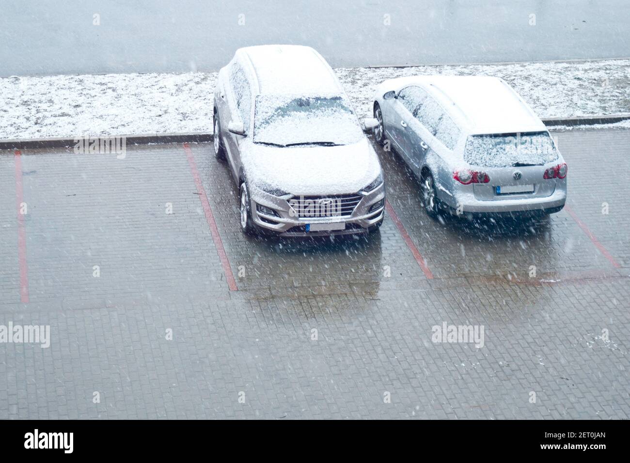 due auto parcheggiate coperte di neve Foto Stock