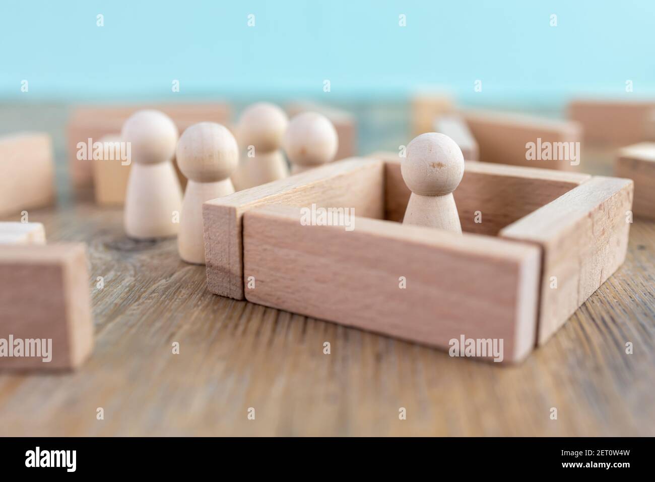 concetto di solitudine, sola persona chiusa all'interno di pareti in legno Foto Stock