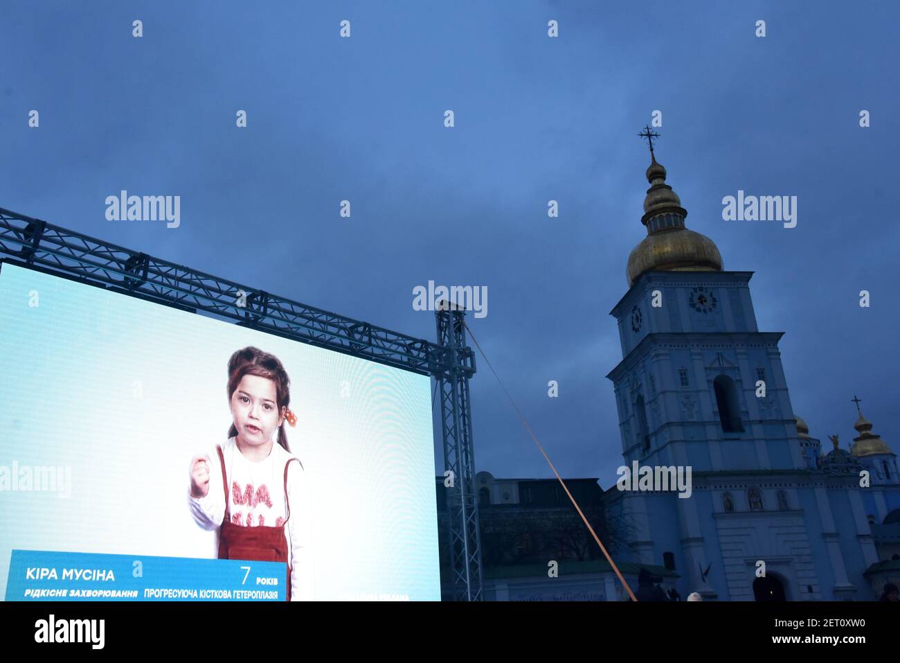 KIEV, UCRAINA - 28 FEBBRAIO 2021 - una ragazza con eteroplasia ossea progressiva è vista sullo schermo durante l'evento in Piazza Mykhalivska prima di t Foto Stock