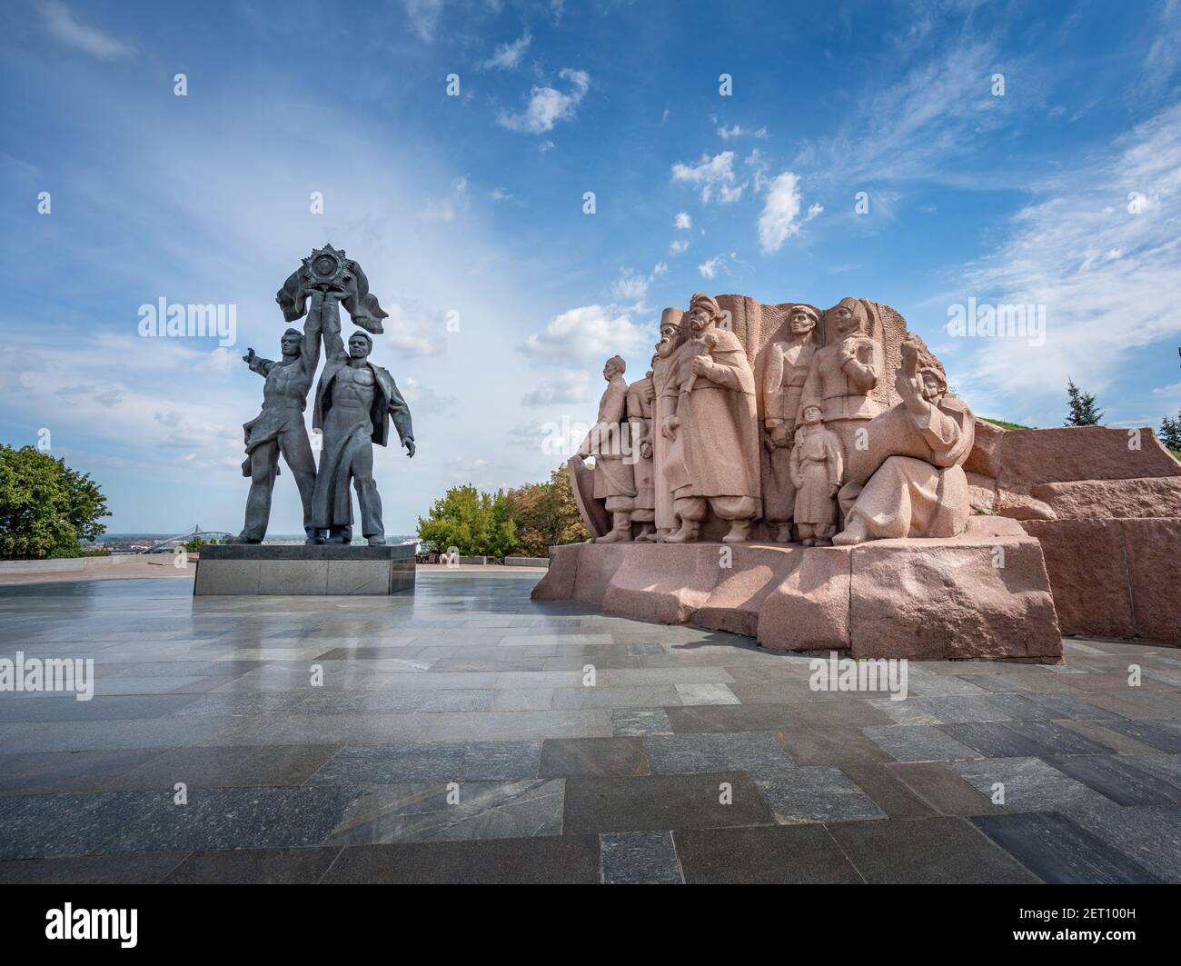Monumenti sotto l'Arco dell'amicizia popolare - Kiev, Ucraina Foto Stock