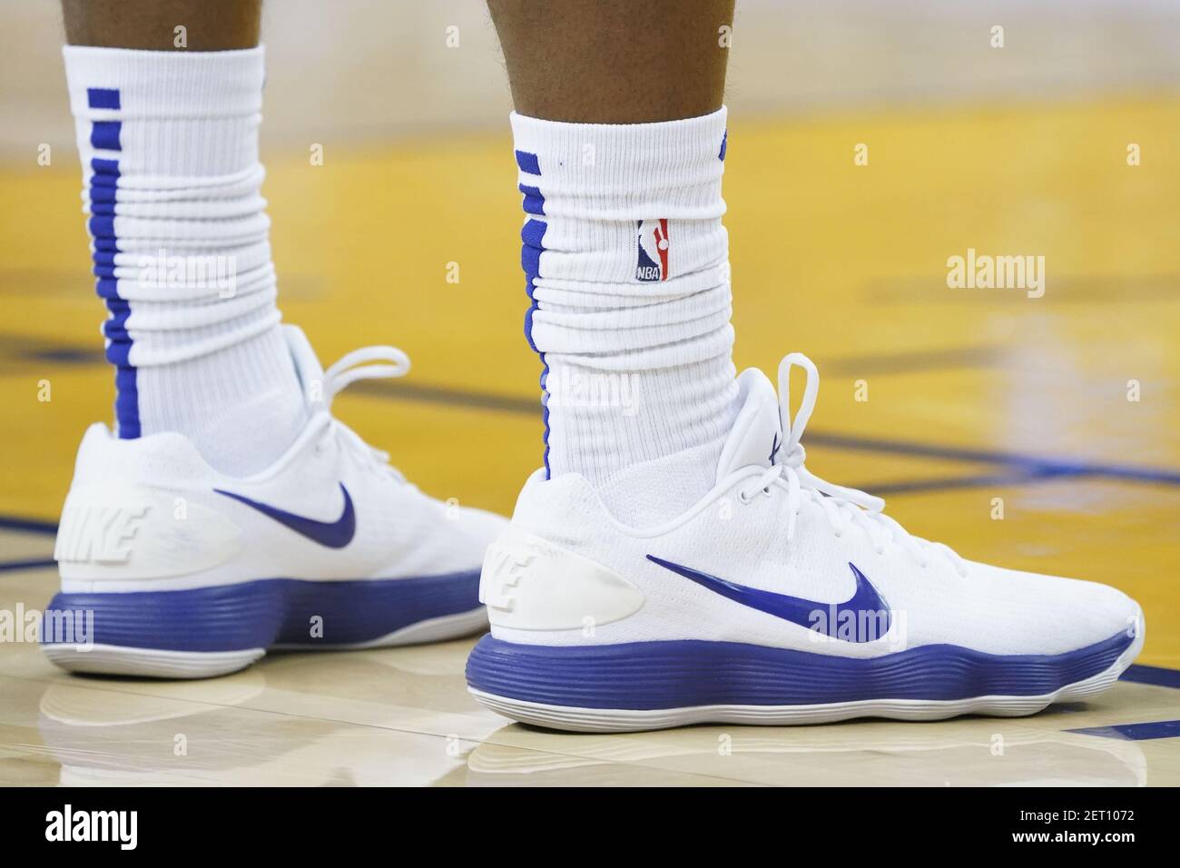 8 novembre 2018; Oakland, CA, USA; Dettaglio delle scarpe Nike indossate  dai Golden state Warriors in avanti Alfonzo McKinnie (28) durante il  secondo trimestre contro i Milwaukee Bucks all'Oracle Arena. Credito  obbligatorio: