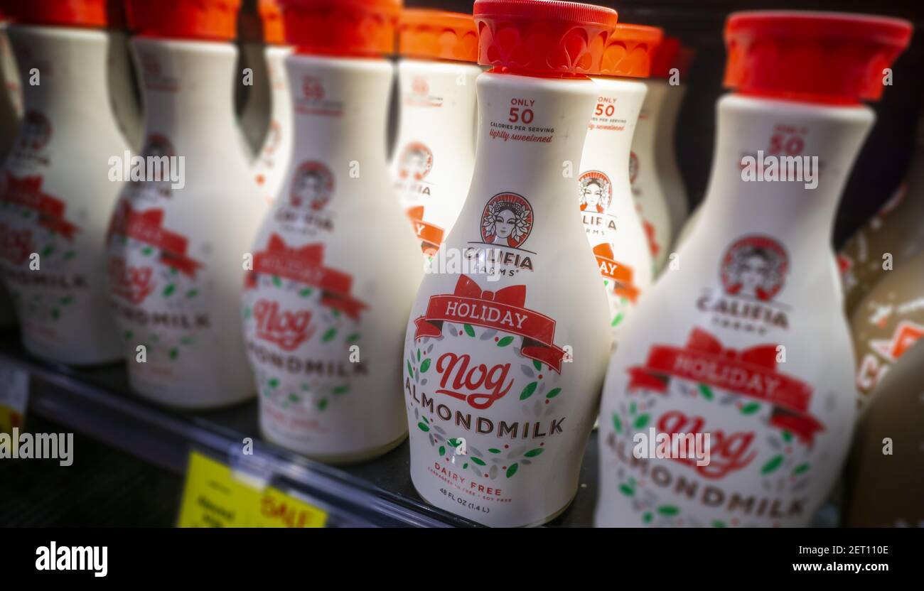 Bottiglie di marca Califia 'vacanza Nog', fatto con latte di mandorla in un  supermercato a New York il giovedì, 8 novembre 2018. Simile alla  controversia se impianto e dado di bevande a