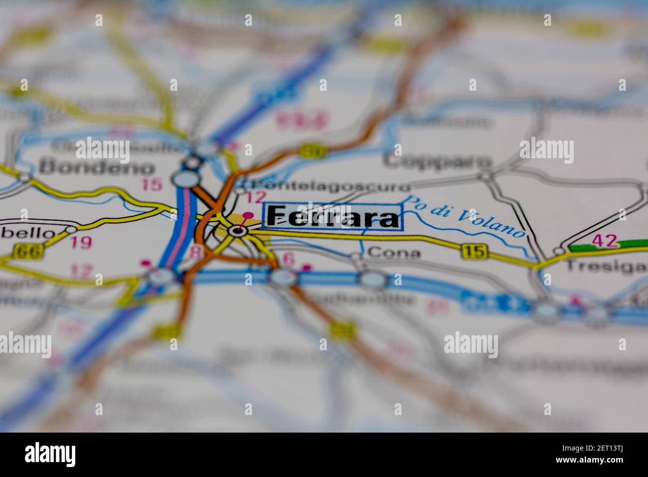 Ferrara su una mappa stradale o su una mappa geografica Foto Stock