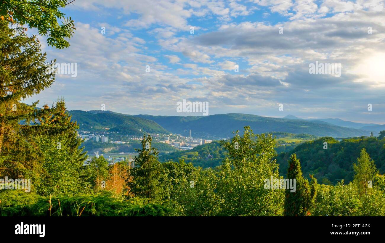 La città di Ústí nad Labem nella valle delle montagne centrali Bohemien, in parte avvolta nello smog Foto Stock