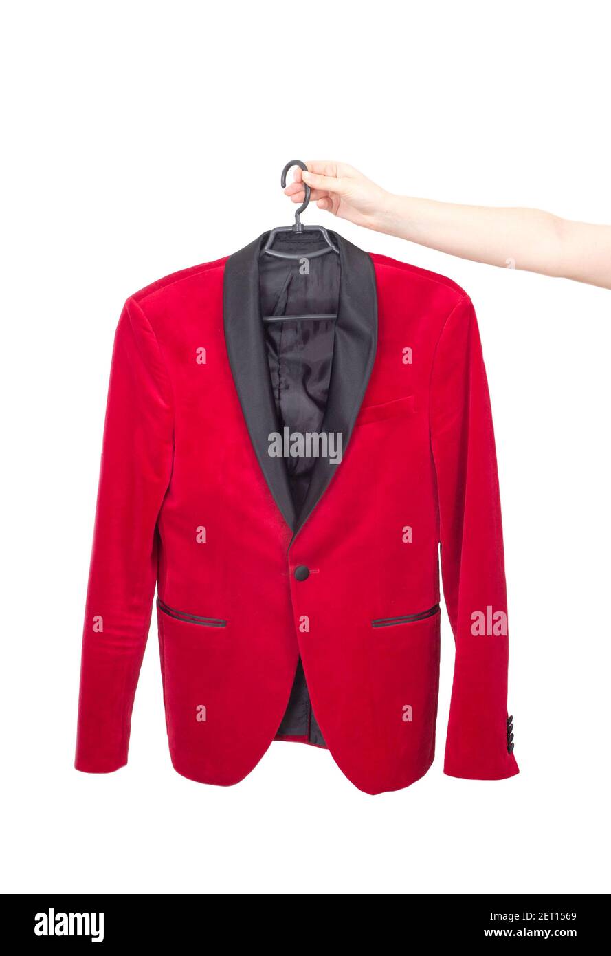 La ragazza tiene in mano una giacca rossa di moda da uomo su uno sfondo bianco, isolare. Confortevole Foto Stock