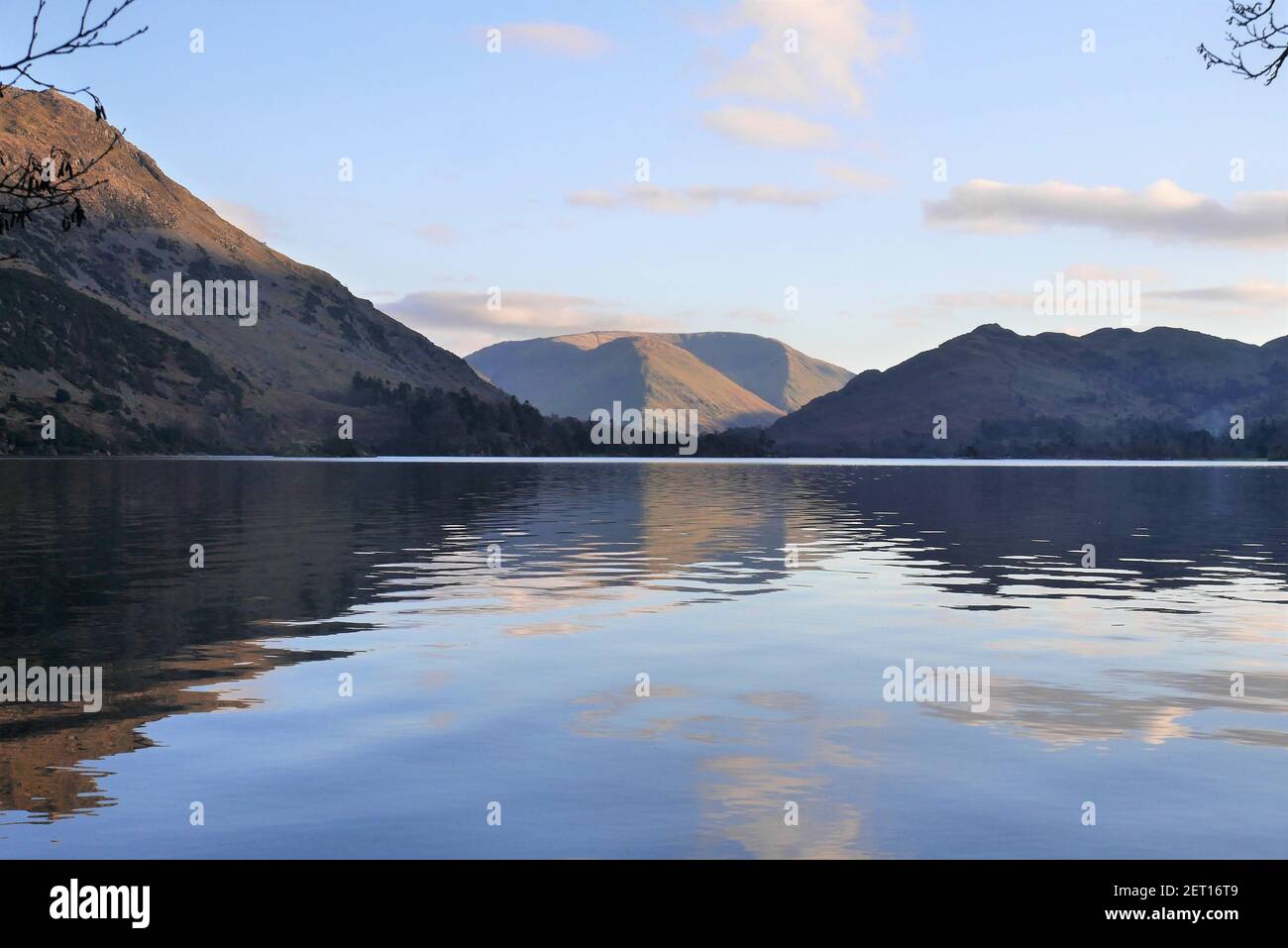 Ullswater, come il sole è basso nel cielo, guardando a sud verso Patterdale, Lake District National Park, Cumbria, Inghilterra, Regno Unitred Foto Stock